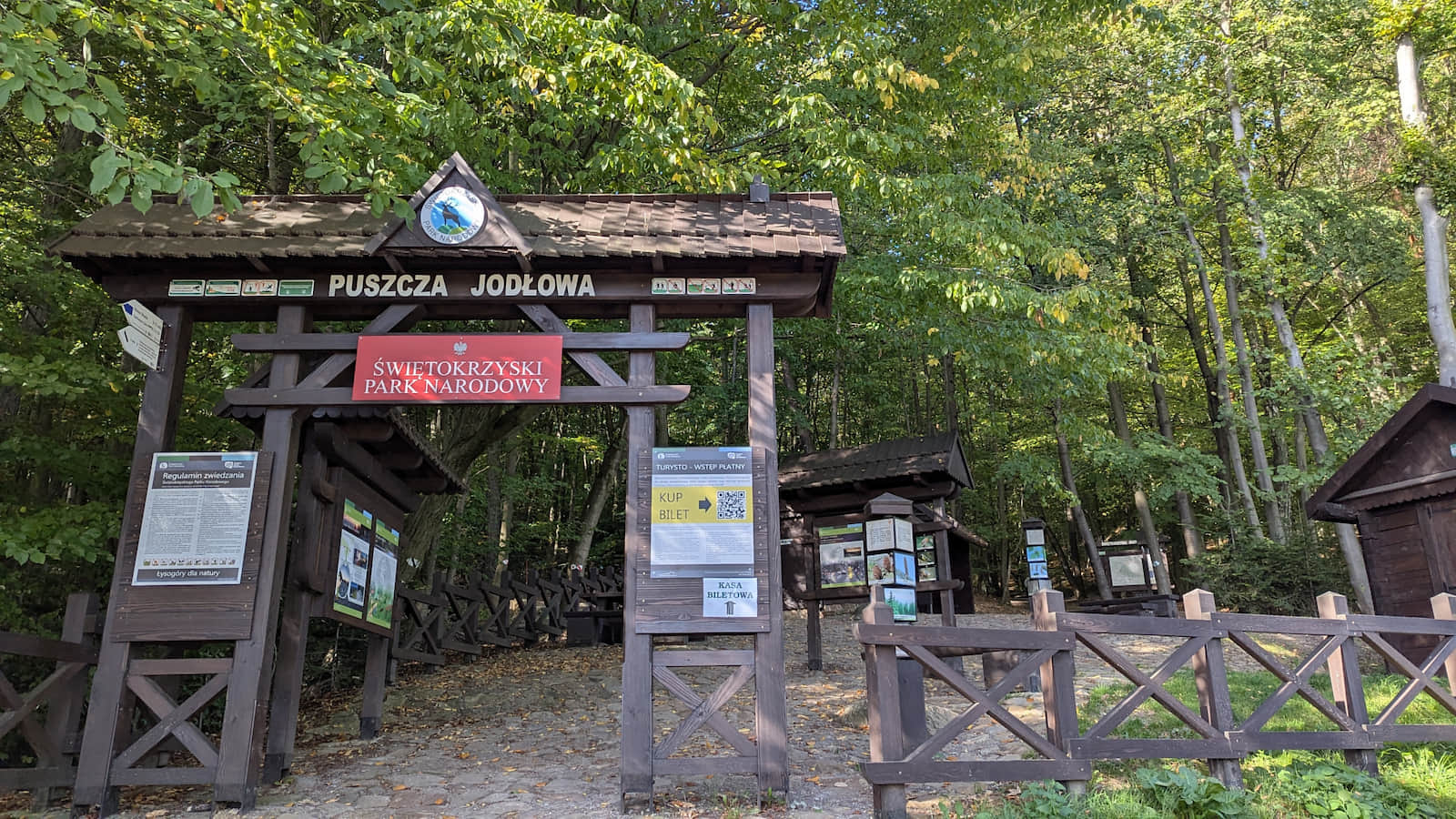 Wejście do Świętkokrzyskiego Parku Narodowego w Nowej Słupi