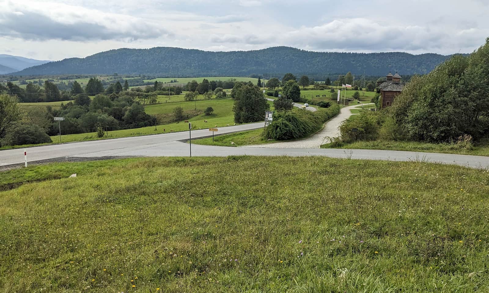 Widok z Kaczmarewki na Otryt, po prawej zabudowania hotelu i restauracji Stanica Kresowa Chreptiów