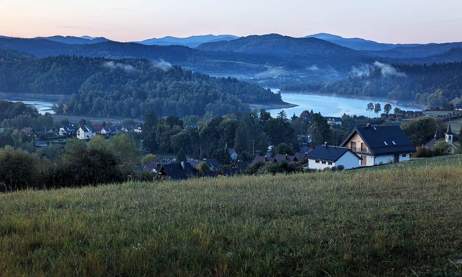 Widok z wzgórza Sawin w Polańczyku na Połoninę Caryńską, Wetlińską i Smerek