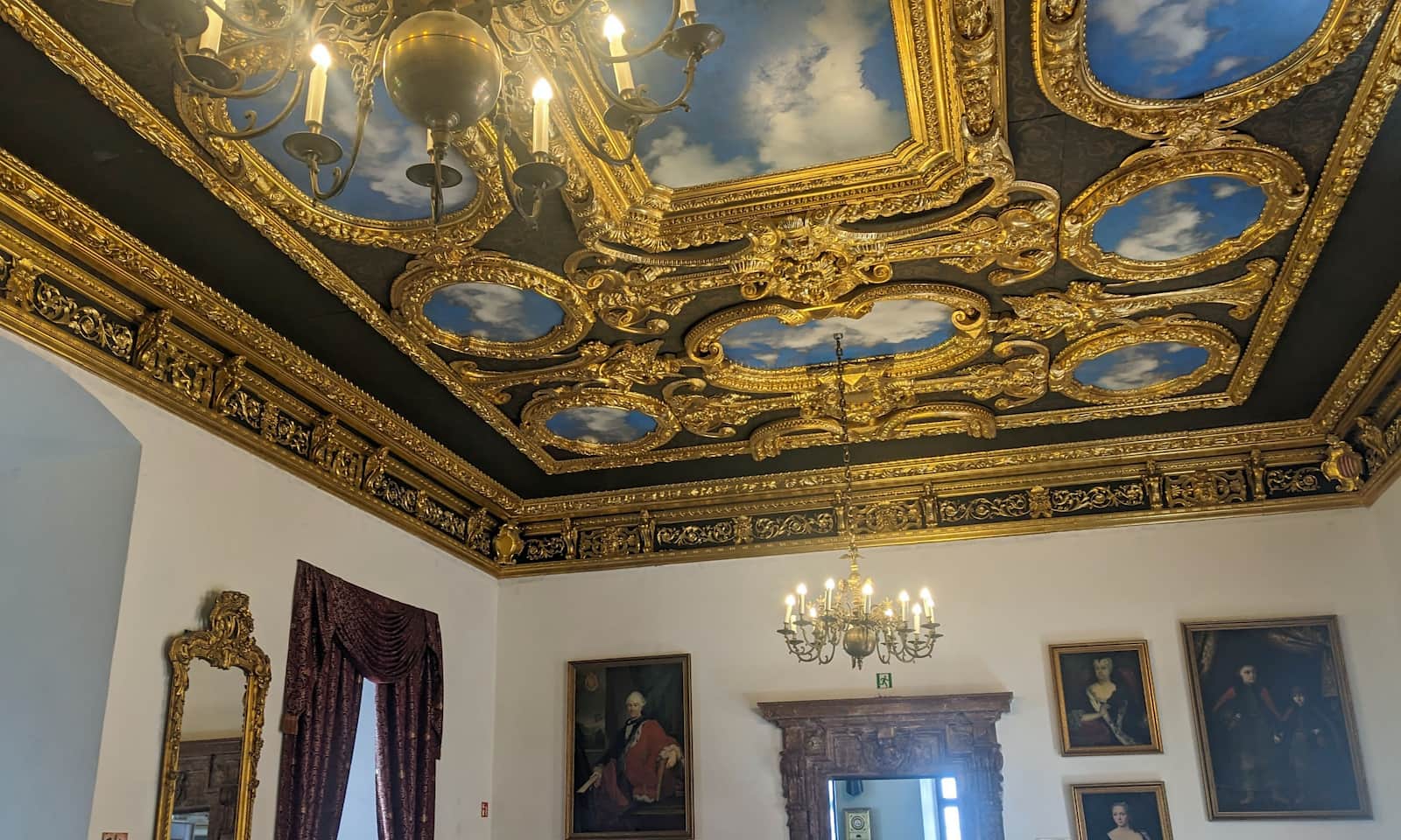 Zamek w Nowym Wiśnicz. Sala pod złotym plafonem