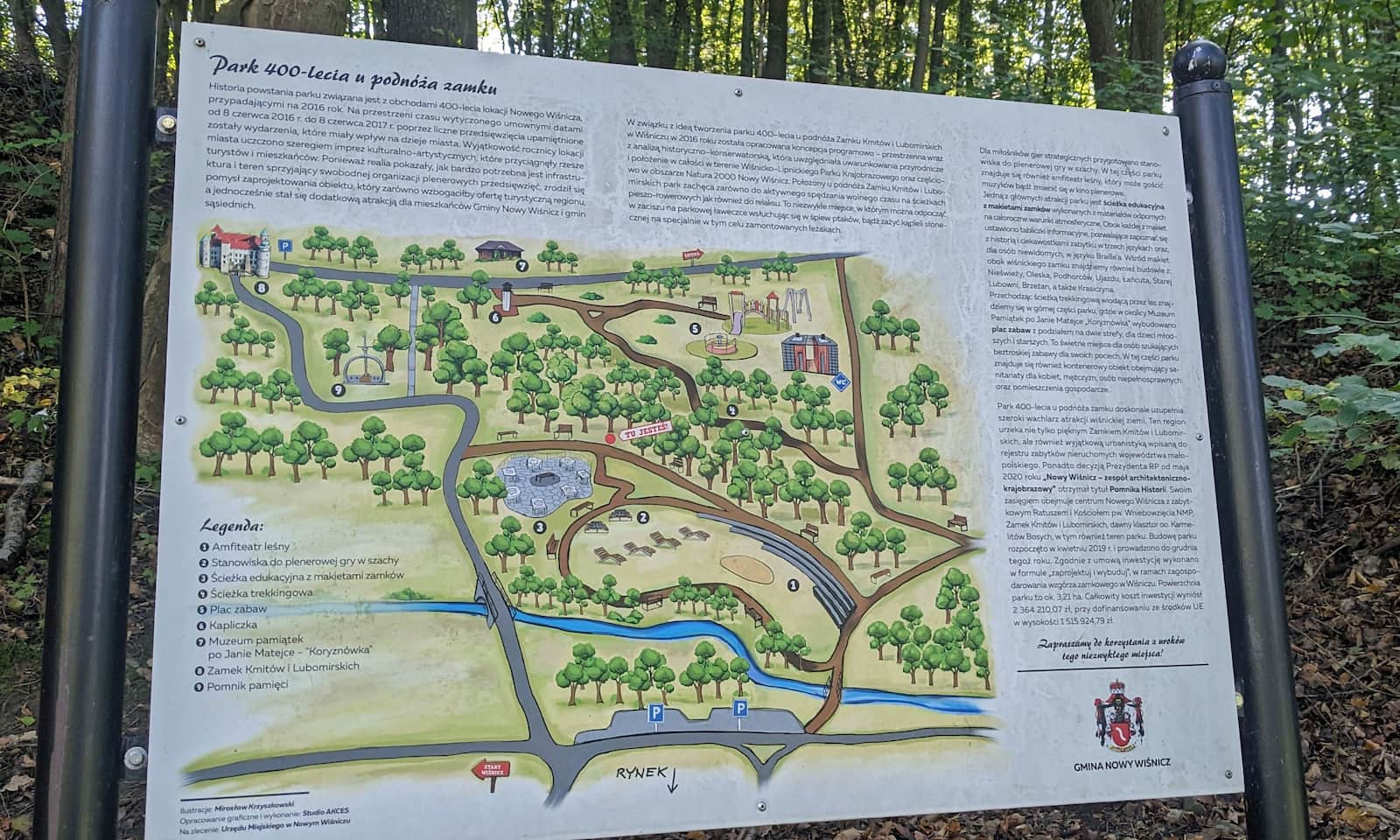 Plan Parku 400-lecia w Nowym Wiśniczu z oznaczonym Zamkiem, Koryznówką, placem zabaw, parkiem miniatur i parkingami