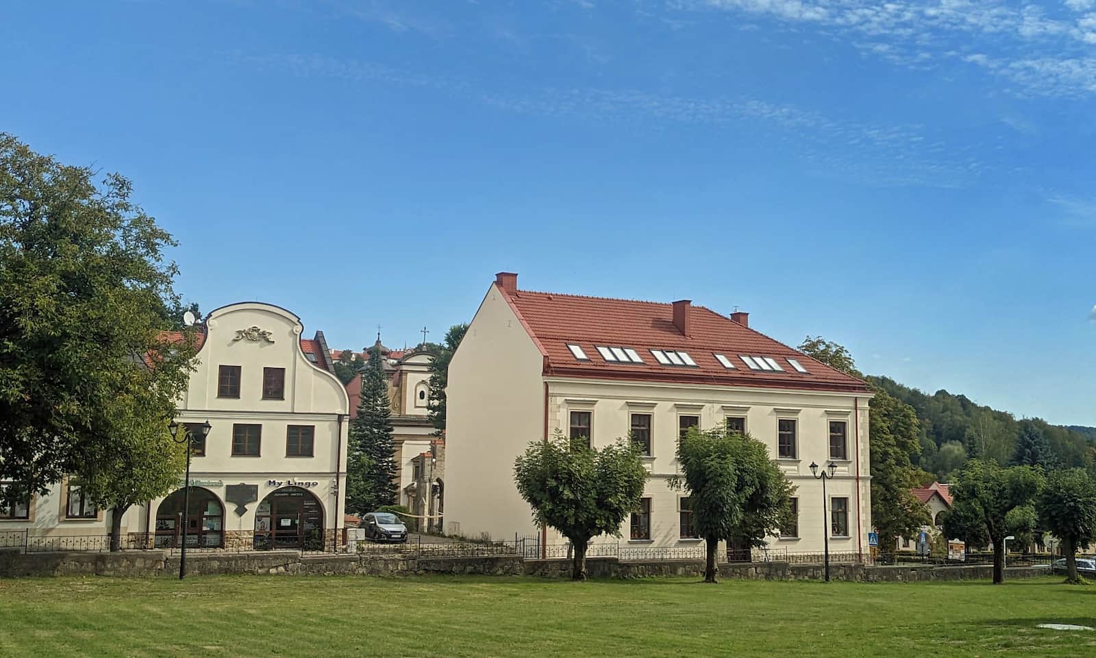 Rynek w Nowym Wiśniczu: po lewej kamienica barokowa Macieja Trapoli, w tle zabudowania byłego klasztoru Karmelitów