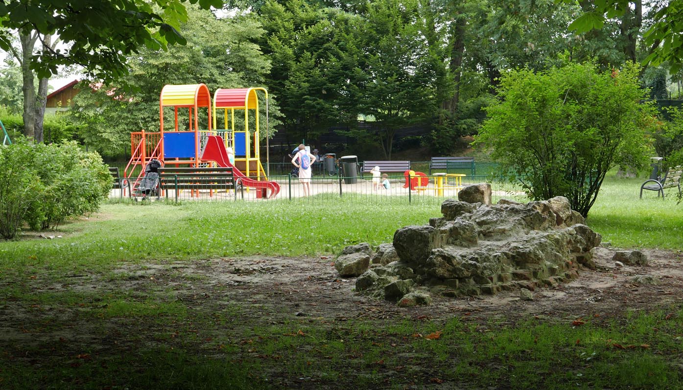 Park im. Wyspiańskiego - plac zabaw i pozostałości fortu