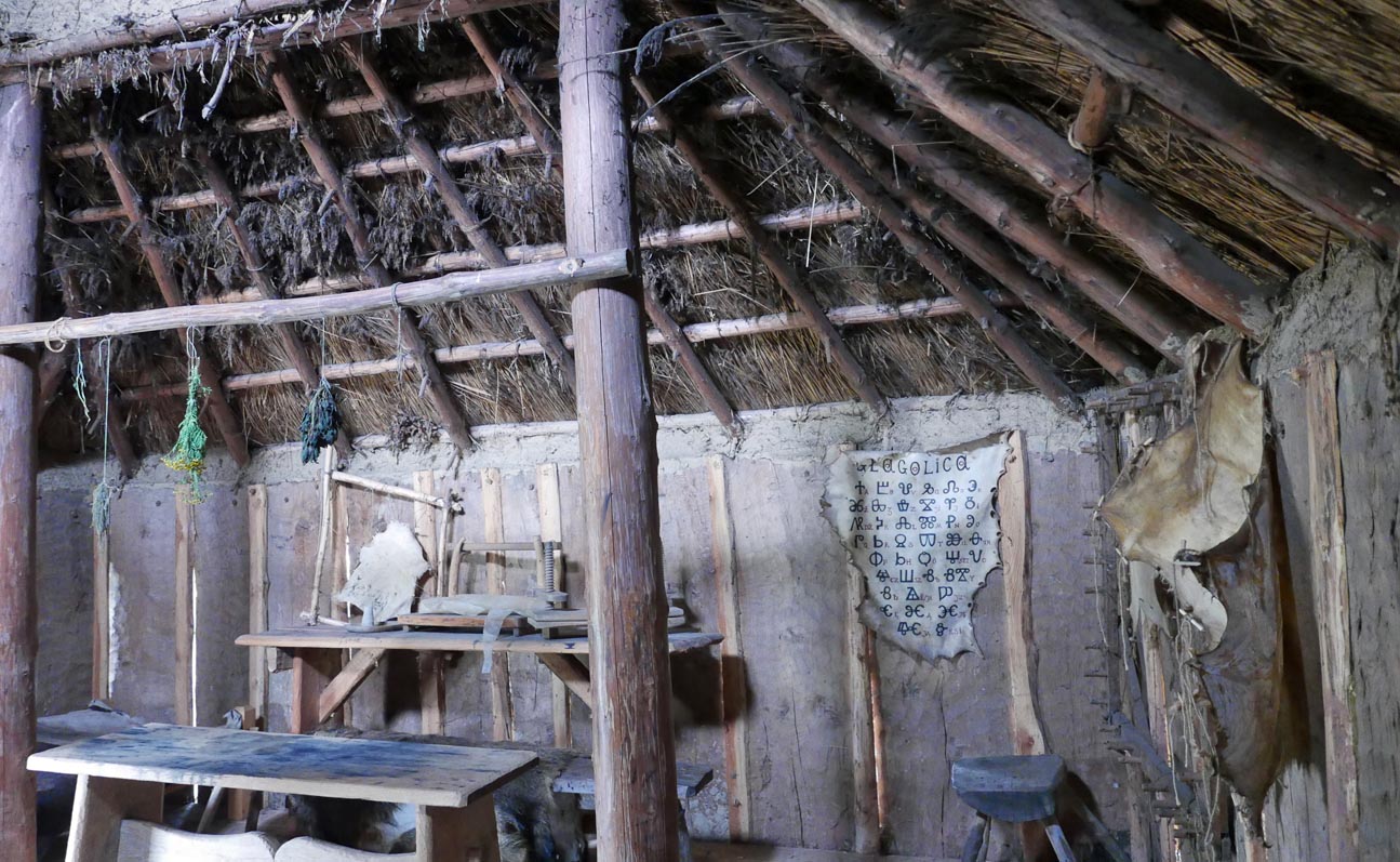 Centrum Słowian i Wikingów - skansen w Wolinie, wnętrze chaty