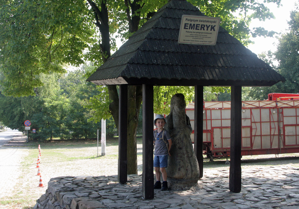 Trasa na Święty Krzyż - figura wiecznego pielgrzyma Emeryka
