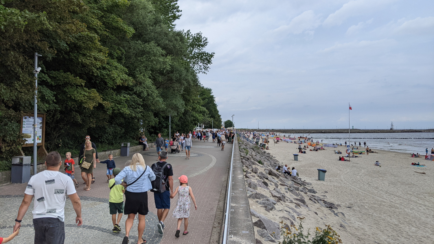 Fragment deptaku z widokiem na plażę ciągnie się od latarni po okolice molo