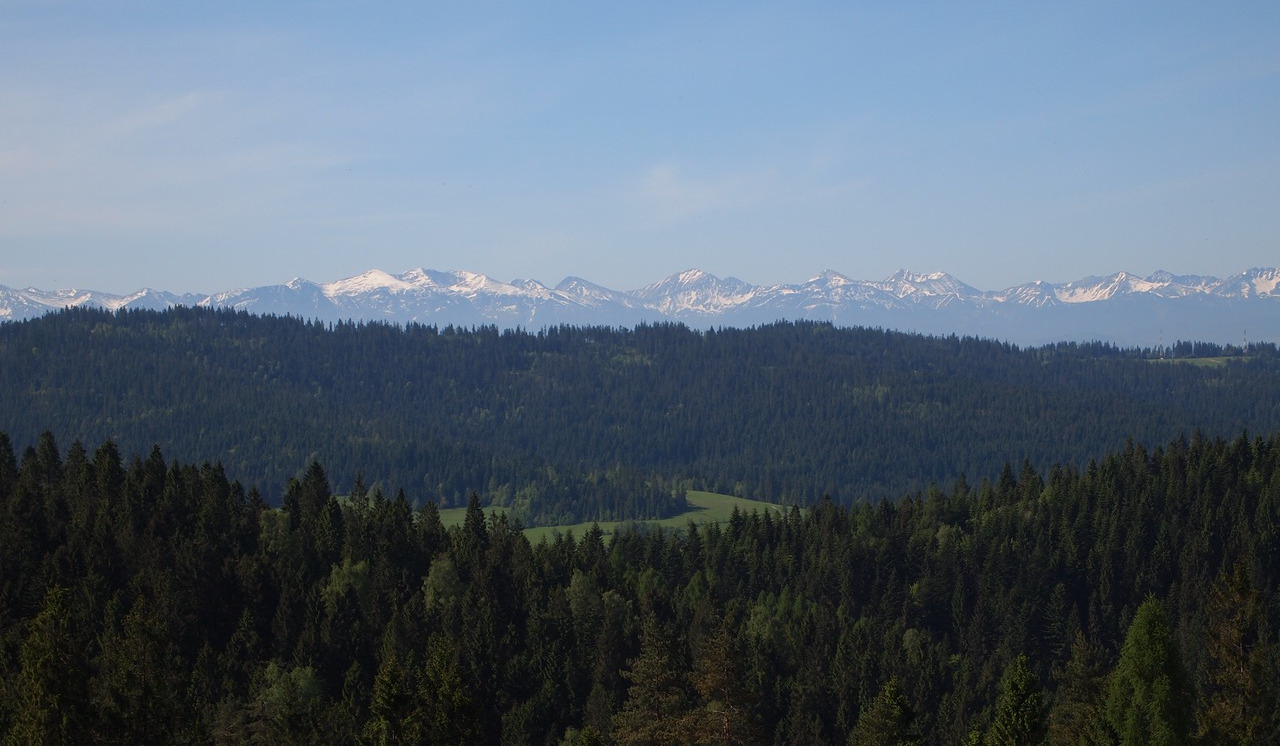 Panorama Tatr z Polany Przysłop i Bacówki PTTK na Maciejowej
