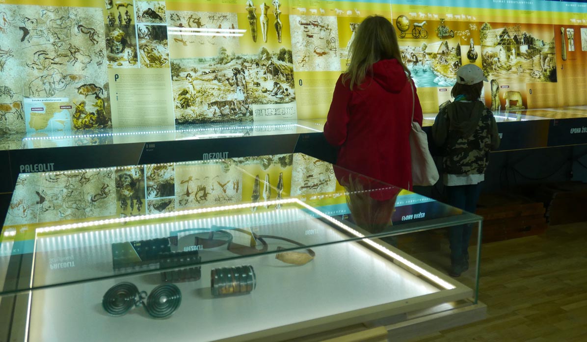 Zamek Suski - wnętrza, muzeum. Wystawa archeologiczna