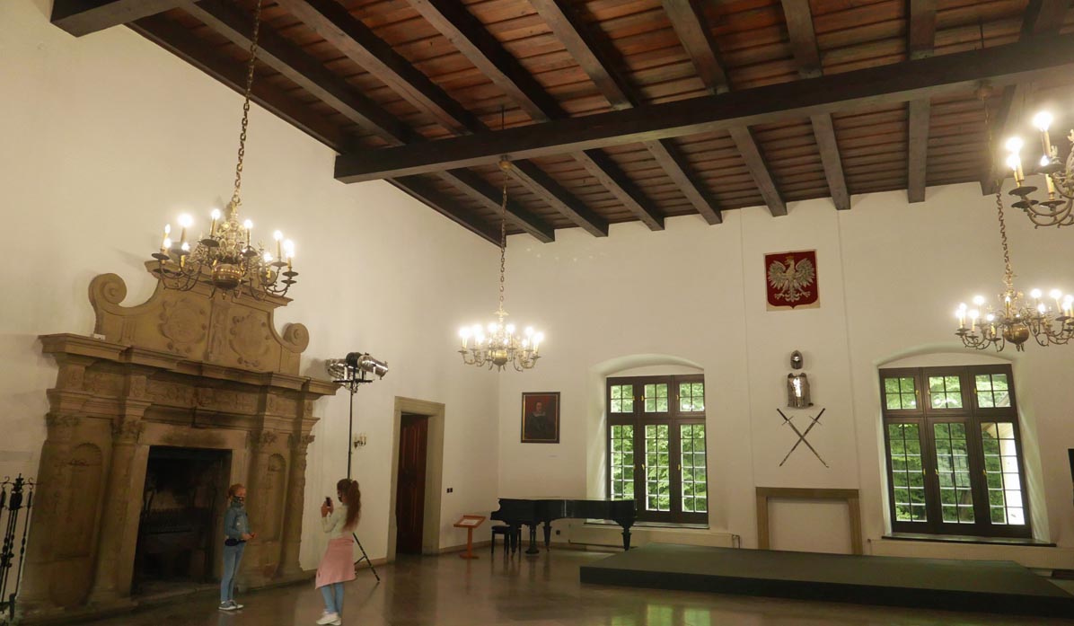Zamek Suski - wnętrza. Sala Rycerska