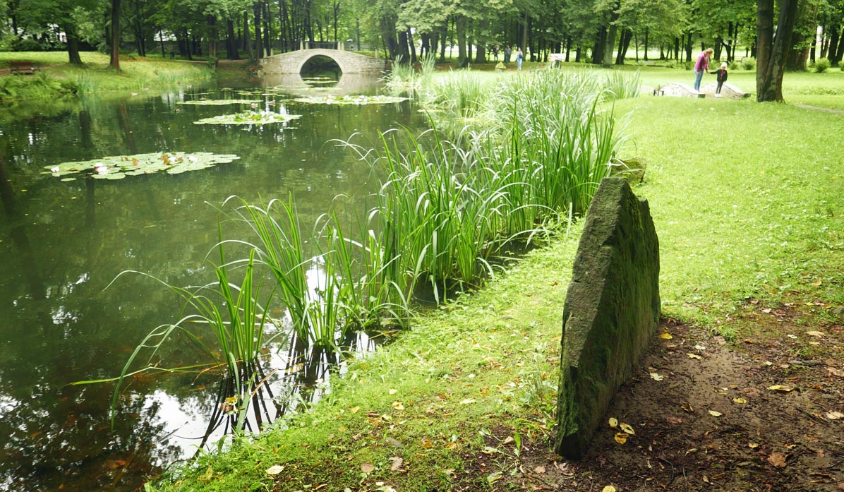 Park Zamkowy przy Zamku Suskim. Sucha Beskidzka.