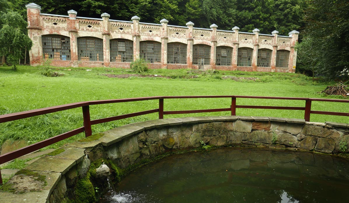 Park Zamkowy przy Zamku Suskim. Sucha Beskidzka- ruiny oranżerii