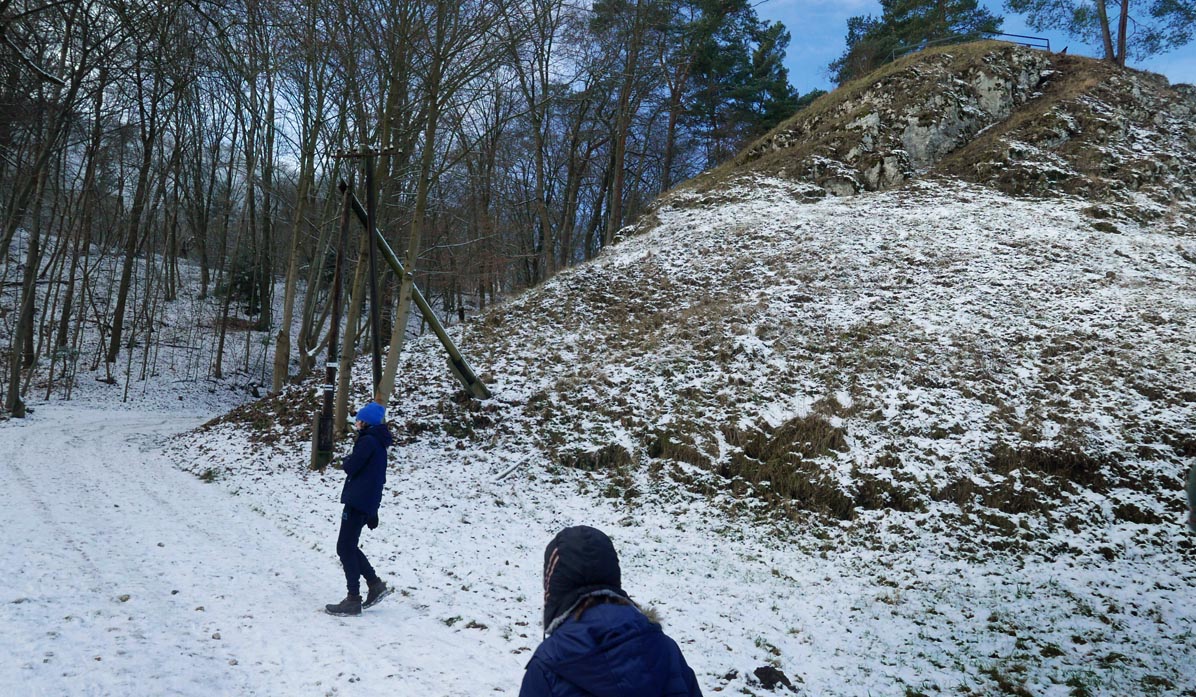 Ojców. Początek czarnego szlaku do Czajowic pod skałą Jonaszówka (punkt widokowy)