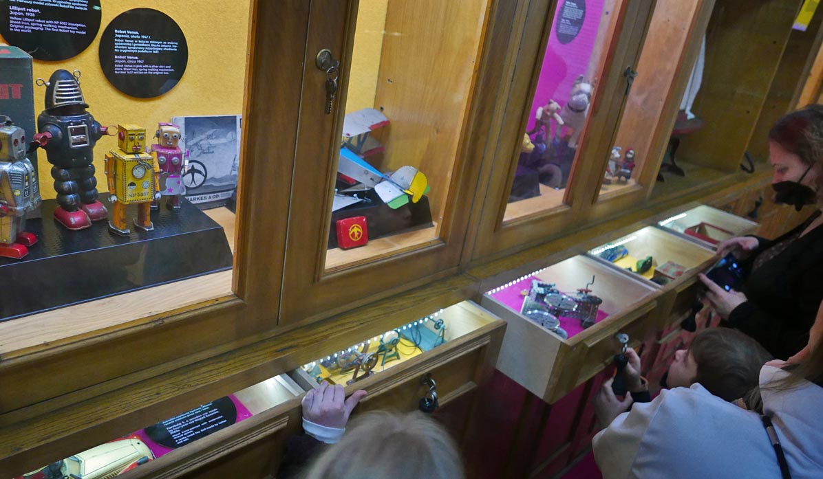 Muzeum Zabawek w Krakowie - co kryją tajemnicze szufladki?