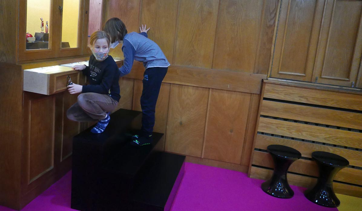 Muzeum Zabawek w Krakowie. Stopnie pomogą zajrzeć do szufladek i gablot