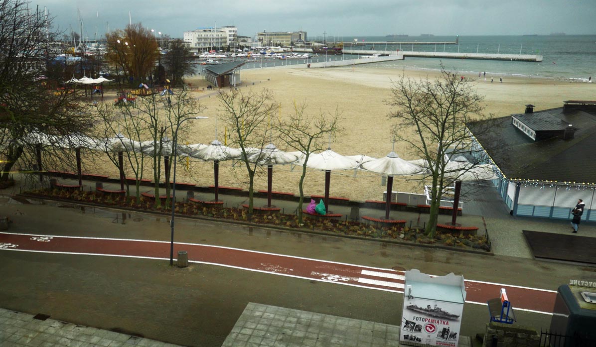Zima nad morzem. Plaża miejska w Gdyni
