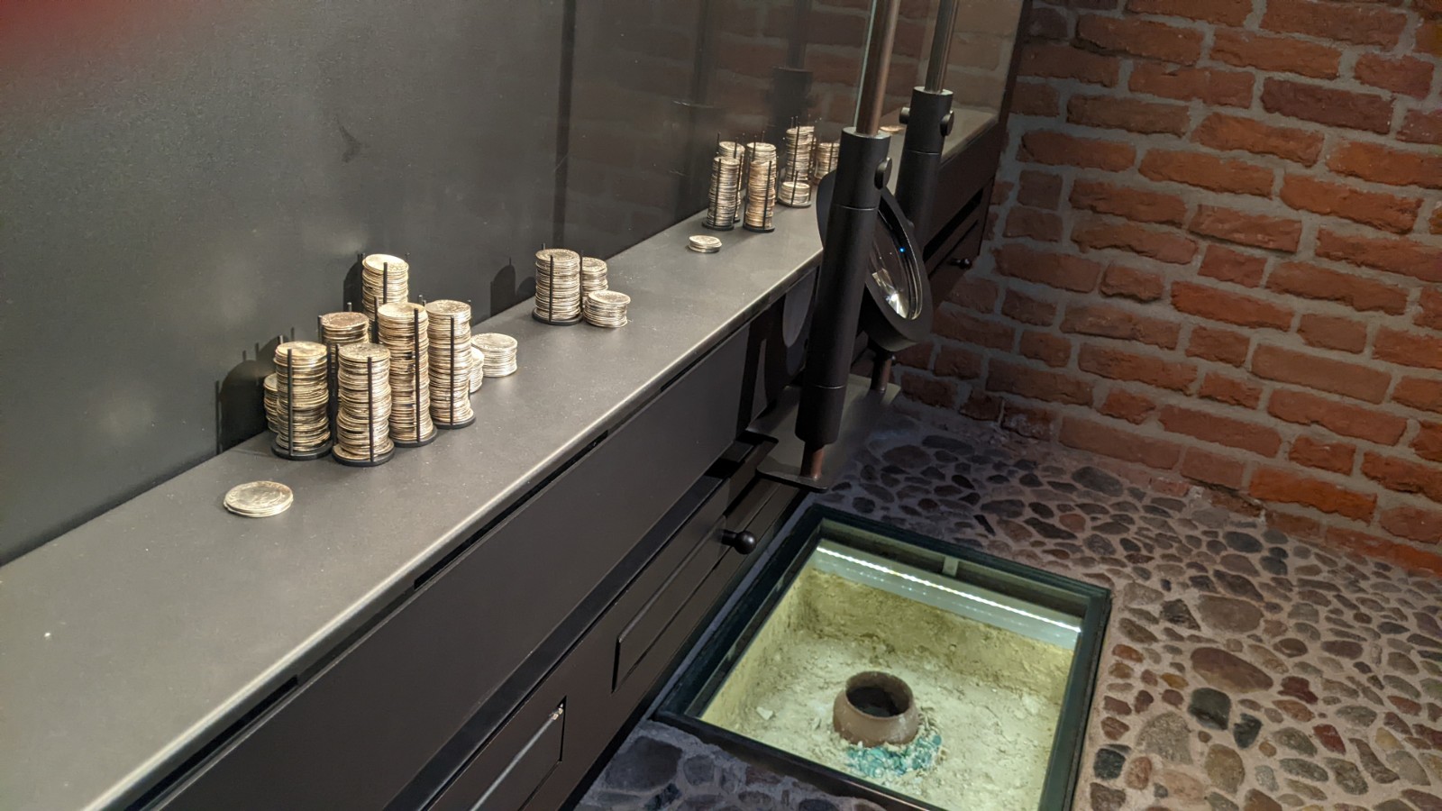 Muzeum Warszawy - skarb i monety (wystawa archeologiczna w piwnicach)