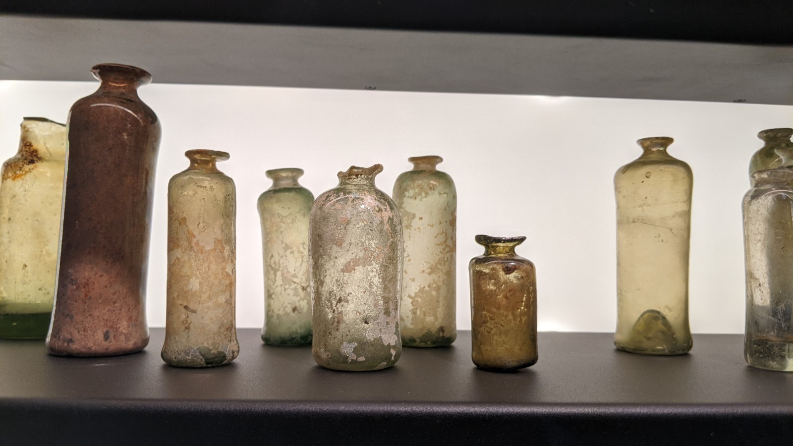 Muzeum Warszawy - kafelki z pieców (wystawa archeologiczna w piwnicach)