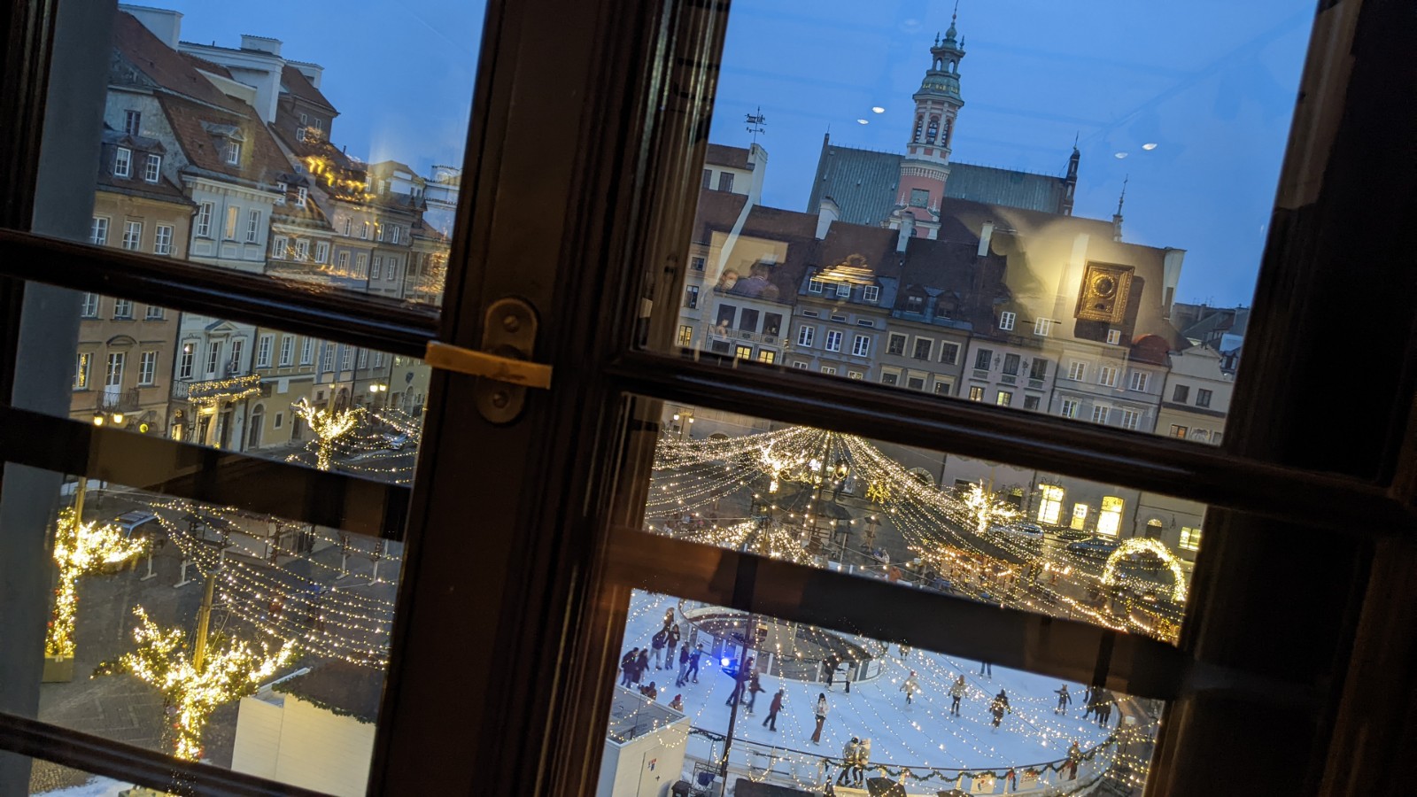 Muzeum Warszawy - widok z ostatniego piętra na Rynek Starego Miasta w zimie