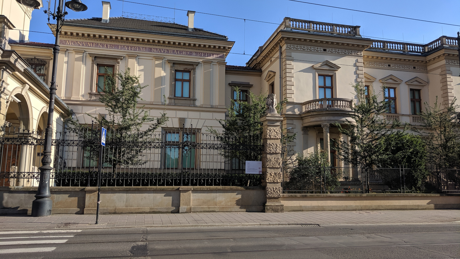 Muzeum im. Emeryka Hutten-Czapskiego i broniąca monet Chimera