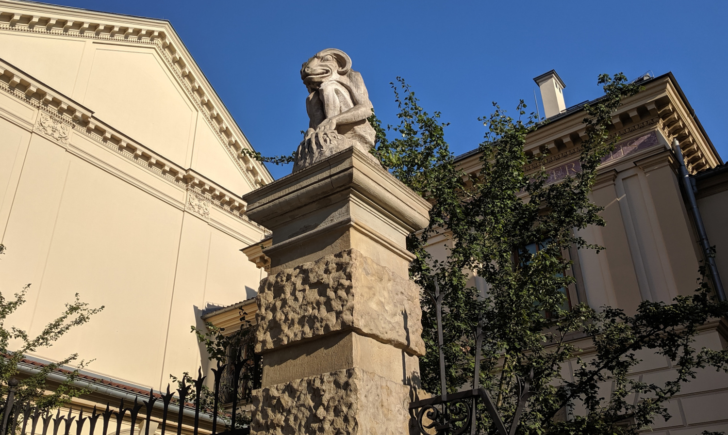 Muzeum im. Emeryka Hutten-Czapskiego i broniąca monet Chimera