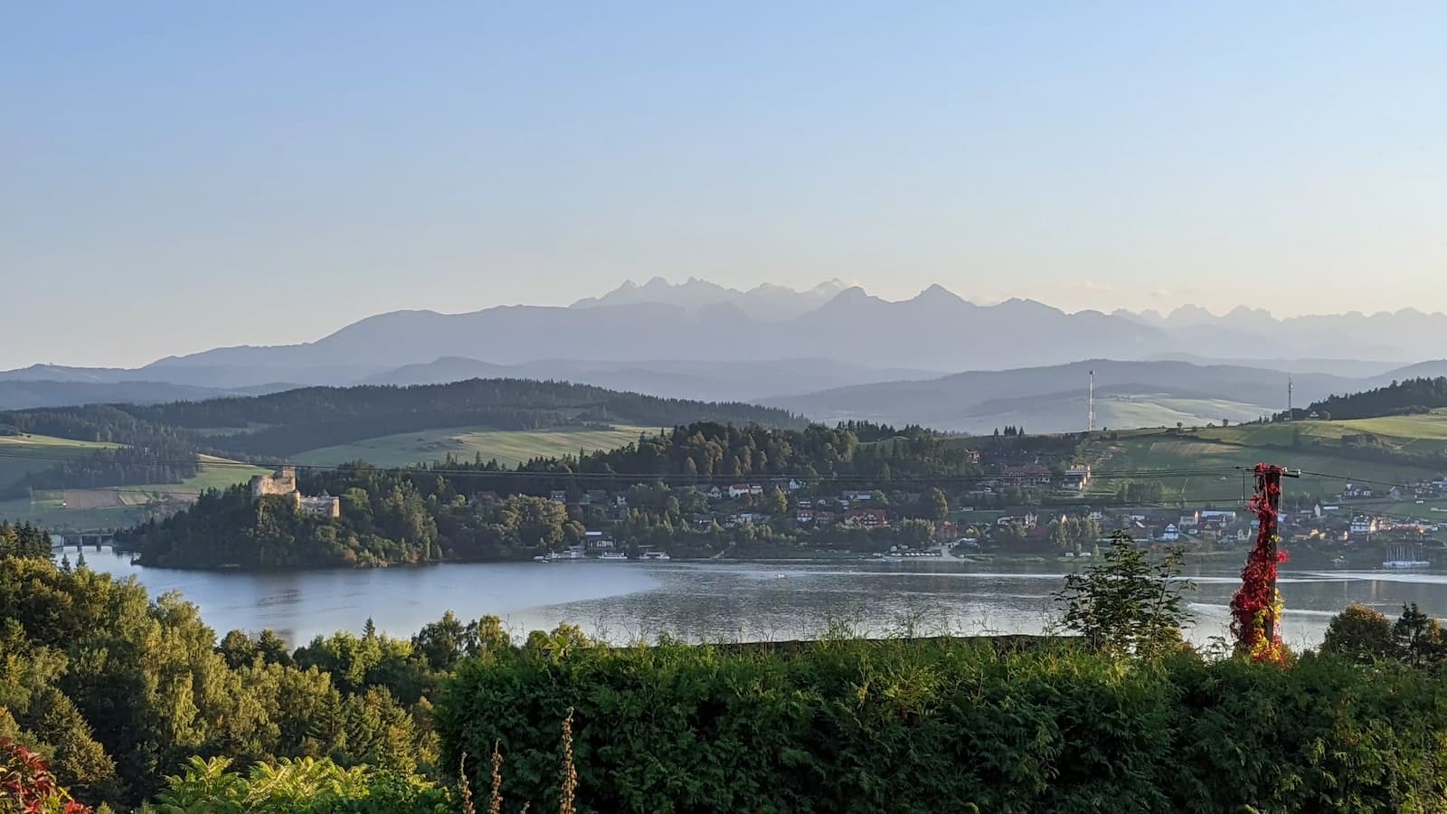 Polana Majerz - widok na Tatry, jezioro i zamek z Nidzicy 