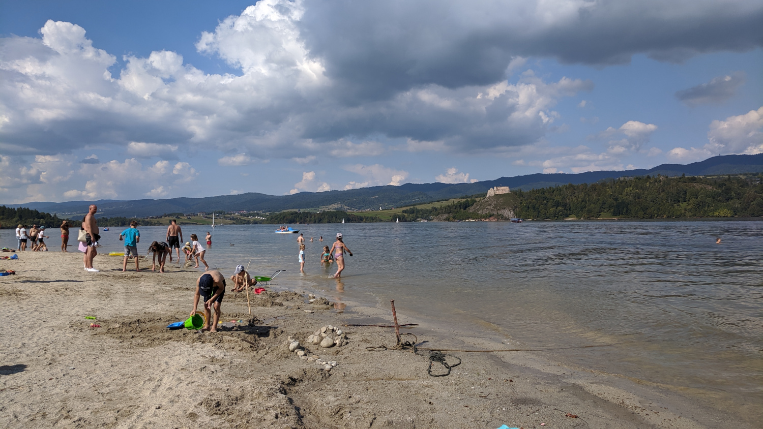 Plaża w Niedzicy - widok na ruiny zamku w Czorsztynie na drugim brzegu