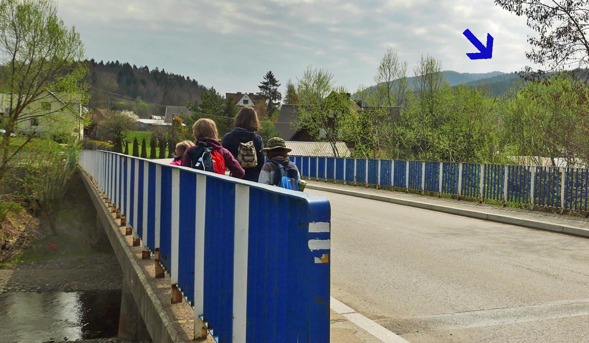 Starting point of the blue trail. The arrow indicates the lookout tower - our destination!