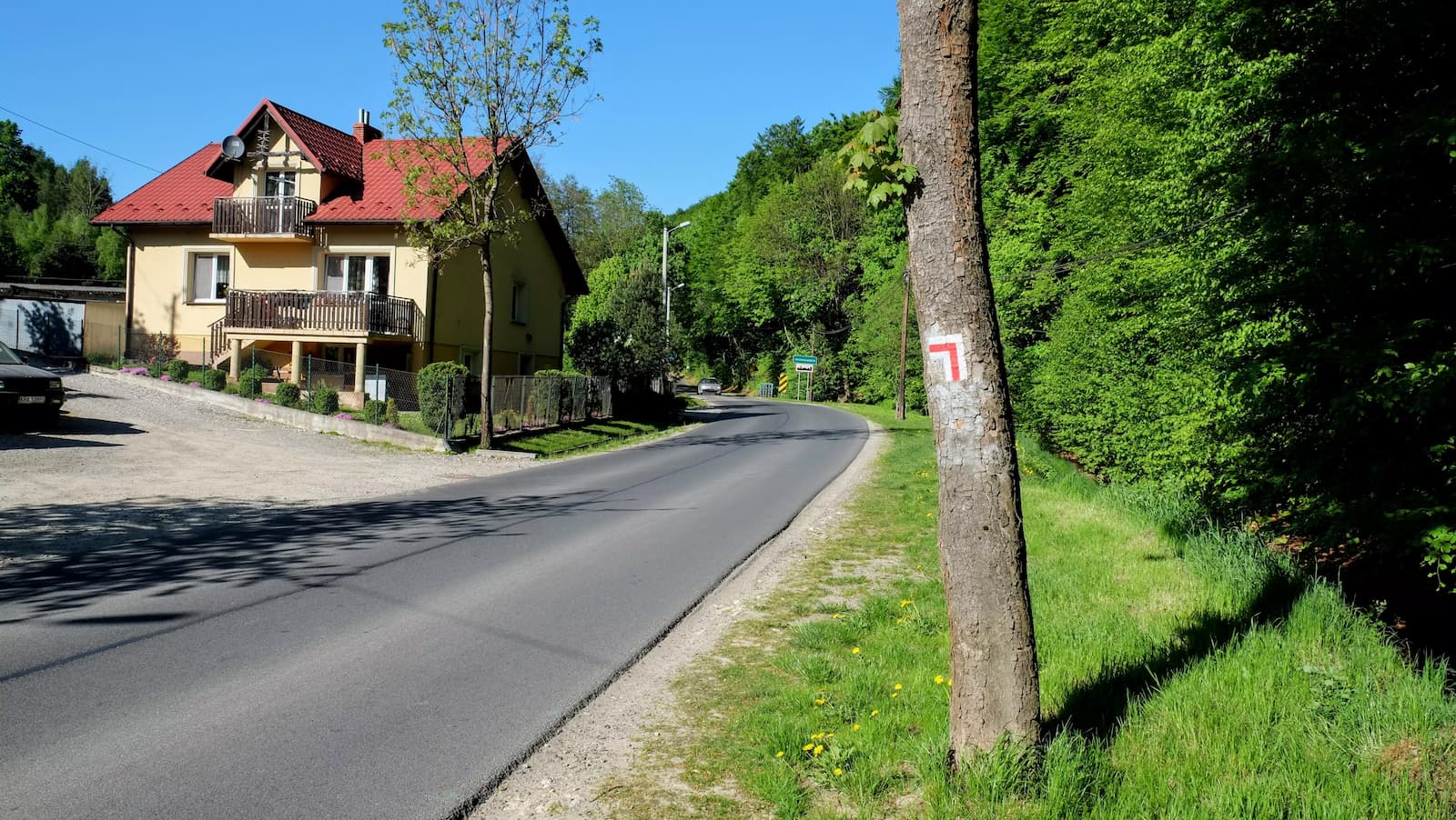 Rezerwat Dolina Szklarki - czerwony szlak, fragment wzdłuż ulicy