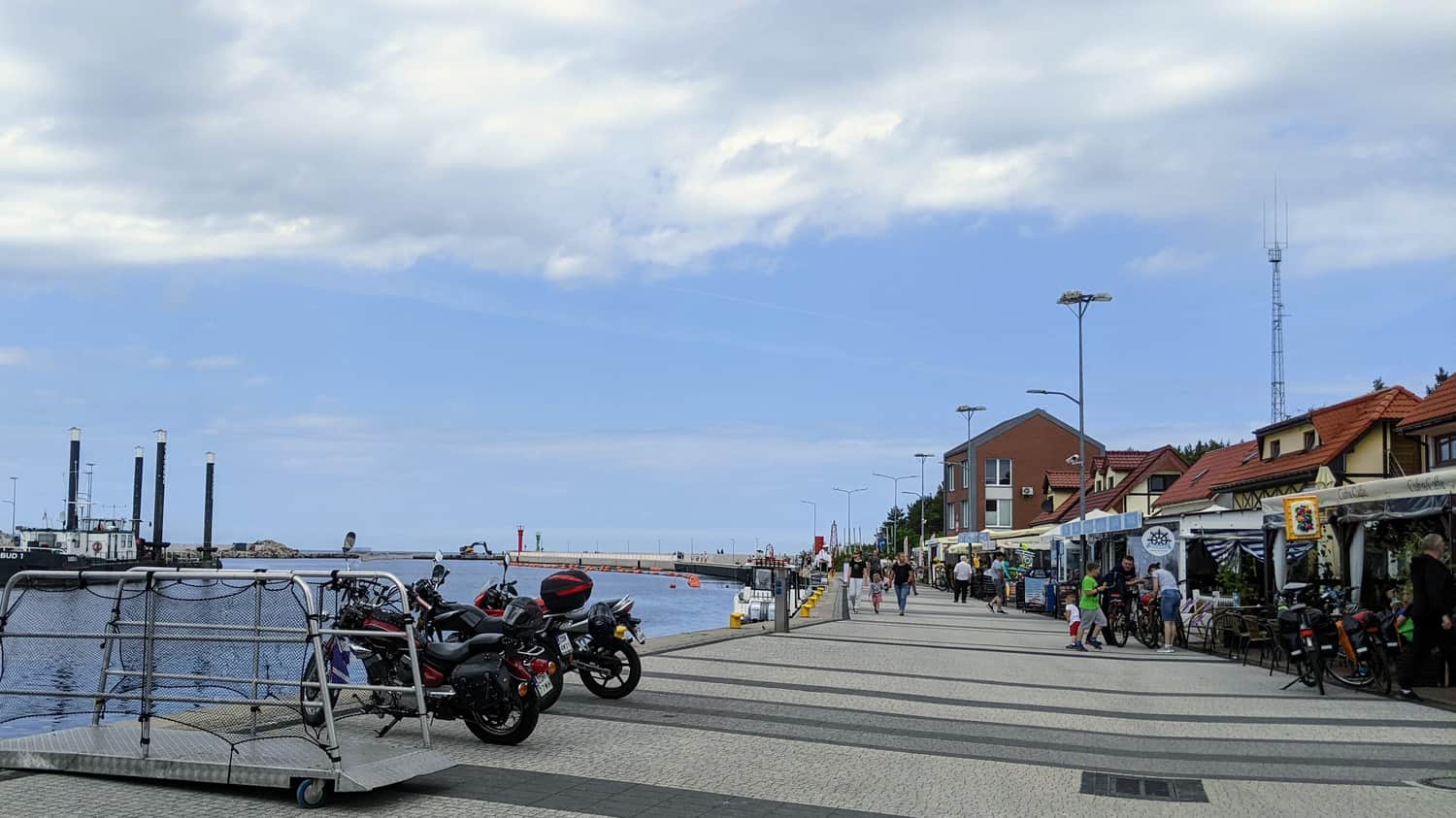 Promenada w Mrzeżynie przy ujściu Regi