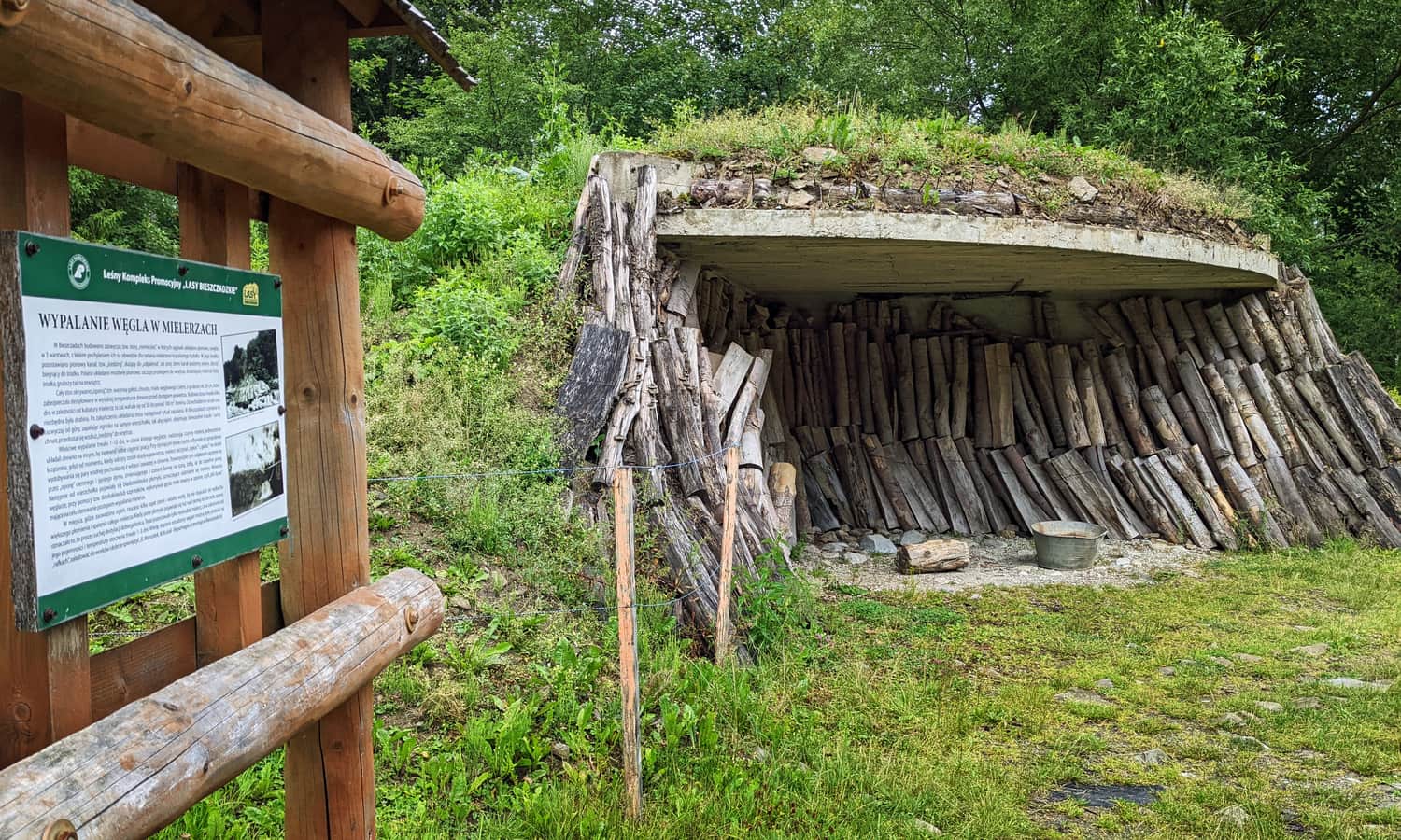 Plenerowe muzeum wypału węgla drzewnego - rekonstrukcja mielerza, fot. Marta M.