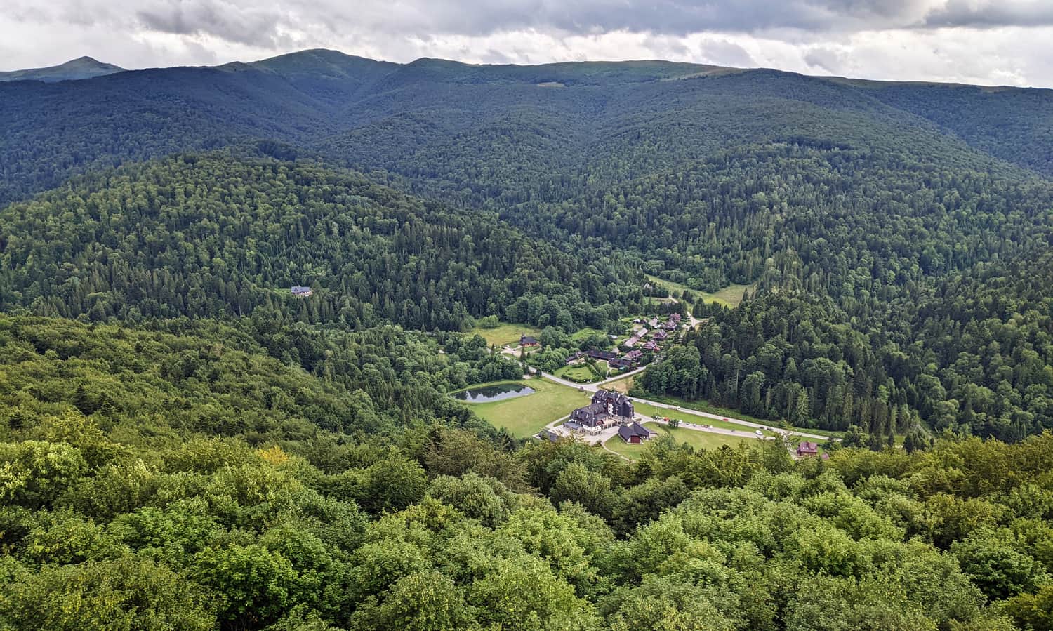 Muczne - widok z wieży widokowej na Jeleniowatym