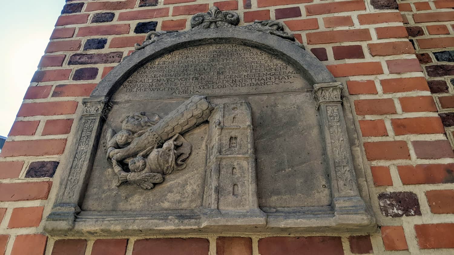 Wieża z hełmem we Wrocławiu - płaskorzeźba przedstawiająca zawalenia się wieży