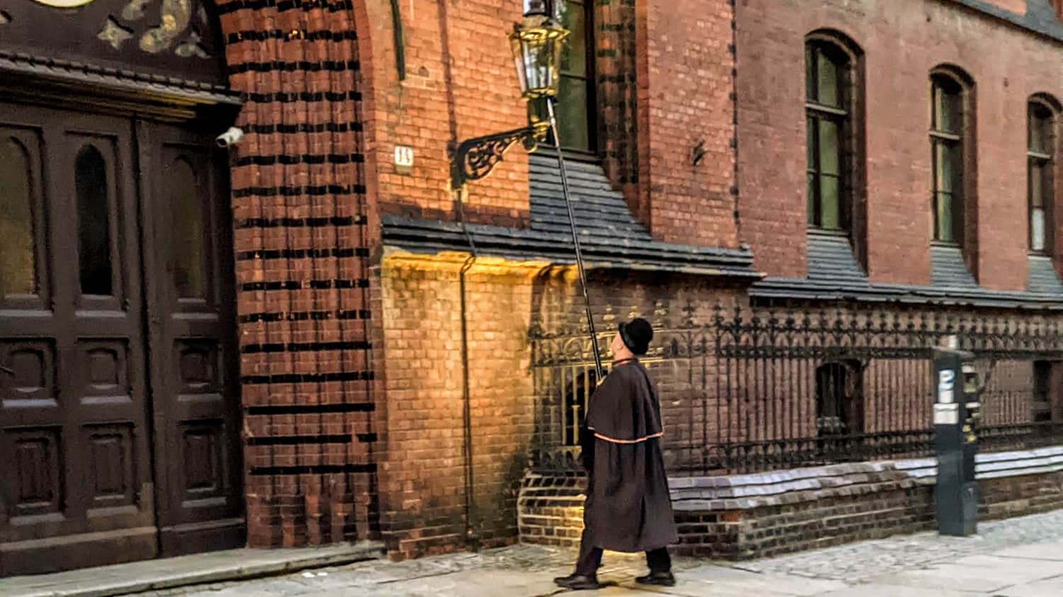 Latarnik zapalający lampy gazowe na Ostrowie Tumskim we Wrocławiu