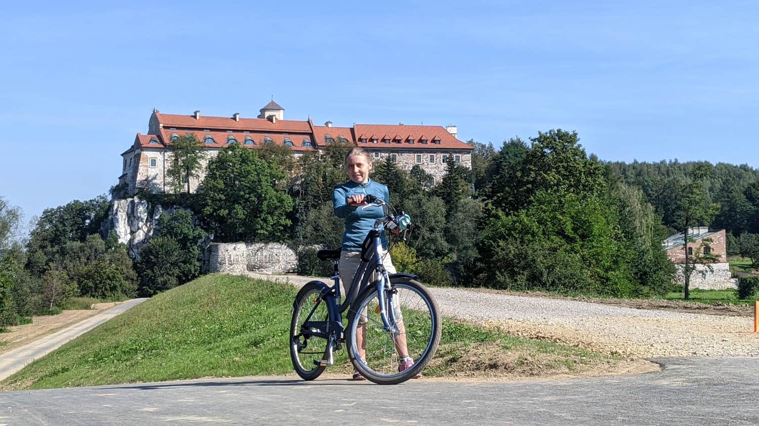 Asfaltowa ścieżka na wałach za opactwem benedyktynów w Tyńcu
