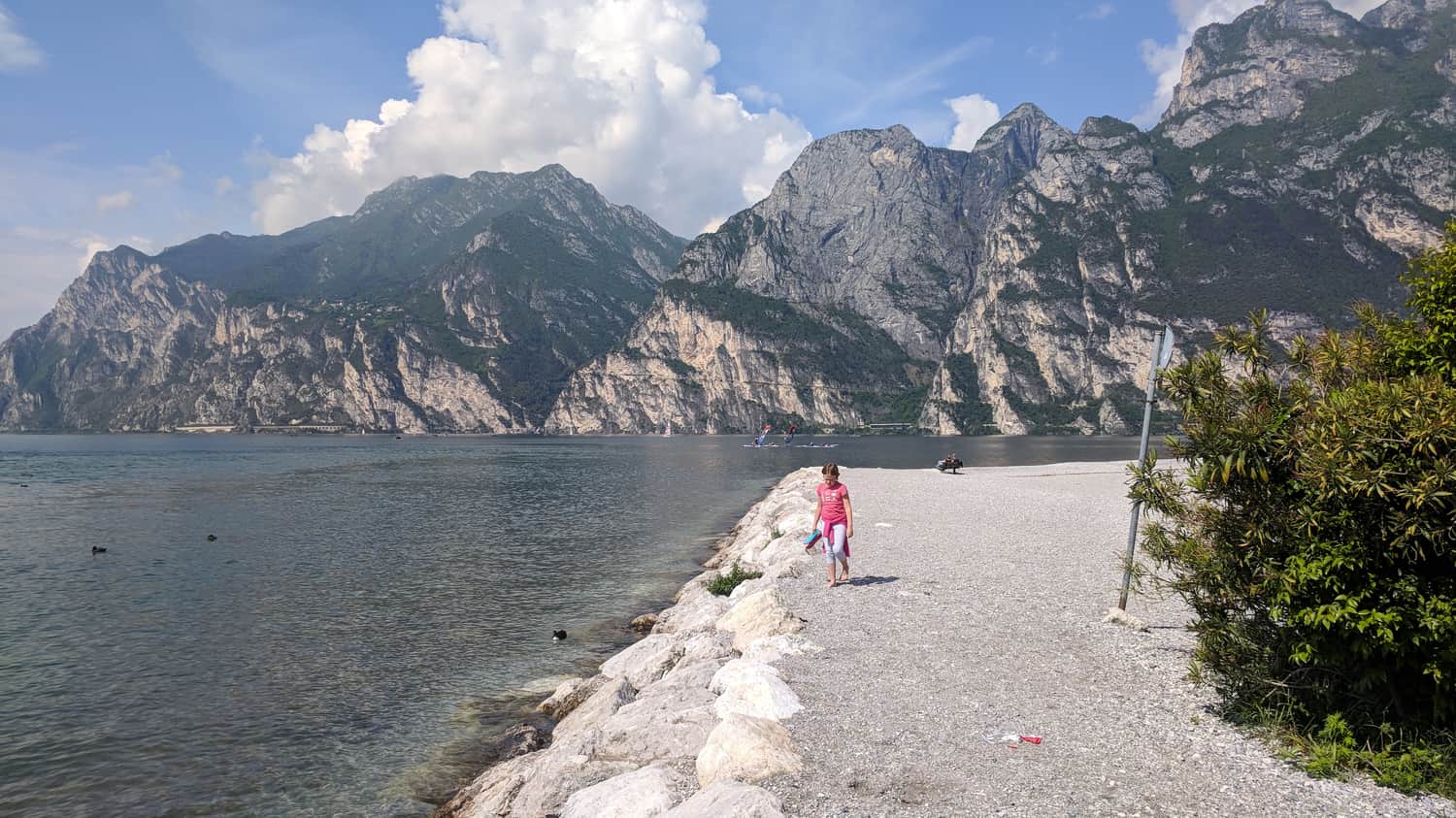 Torbole - kamienista plaża