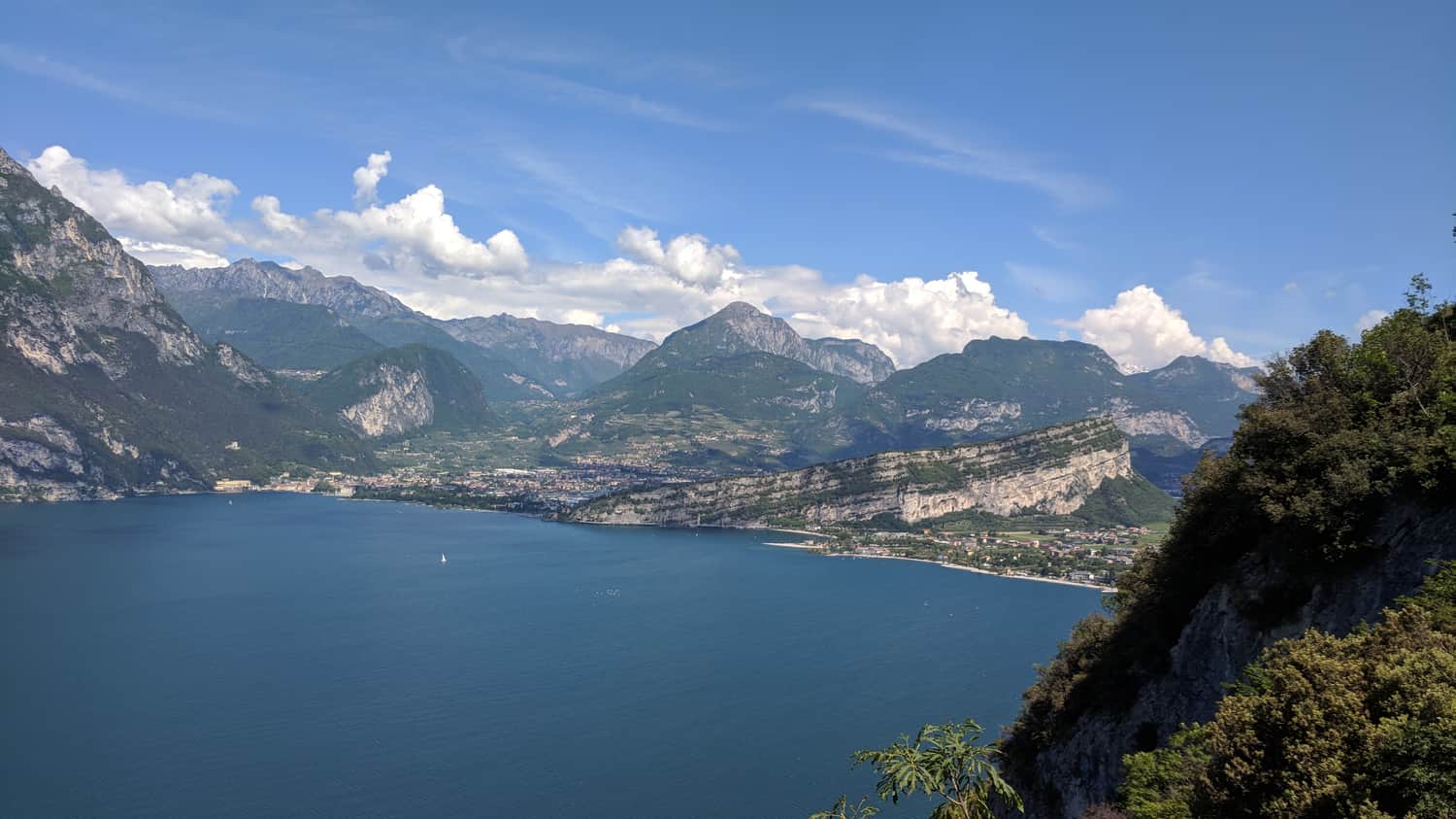 Widok ze szlaku na Rivę del Garda i Trombole