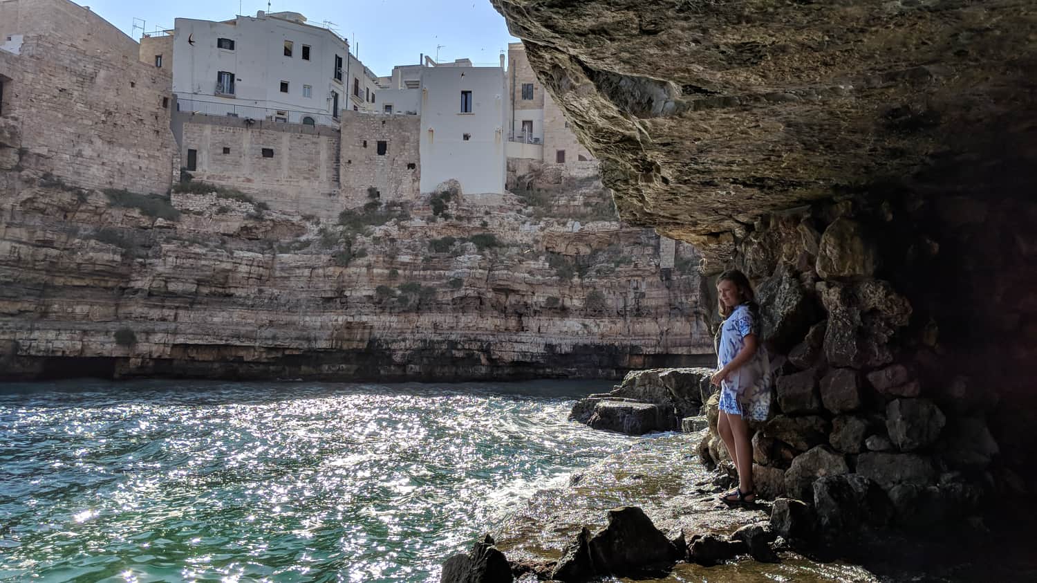 Polignano a Mare - skalne okno na plaży