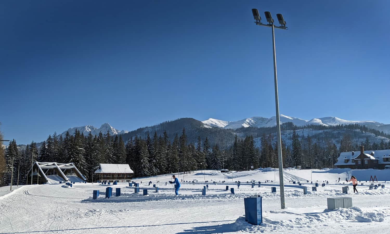 Stadion biathlonowy w Kościelisku - trasy na narty biegowe. Po lewej. 
