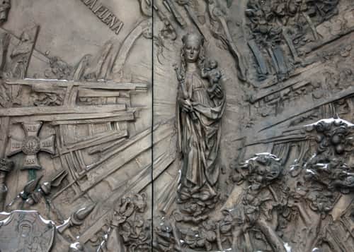 scena objawienia na drzwiach kościoła