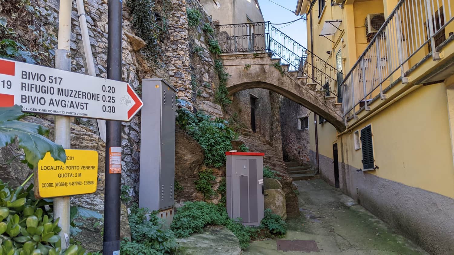 Po drugiej stronie placu znajduje się wejście na szlak w stronę Rifugio Muzzerone
