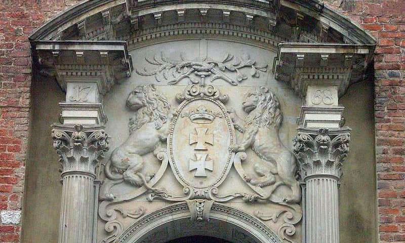 Lwy i herb Gdańska nad wejściem do ratusza, Starscream - Praca własna, CC BY-SA 3.0, https://commons.wikimedia.org/w/index.php?curid=4672267