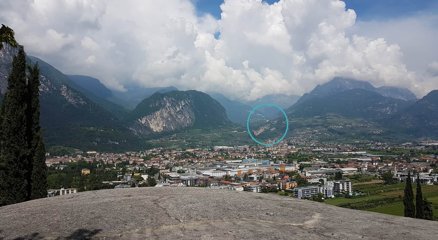 Arco - stroma skała i zamek, widok ze wzgórza Monte Brione