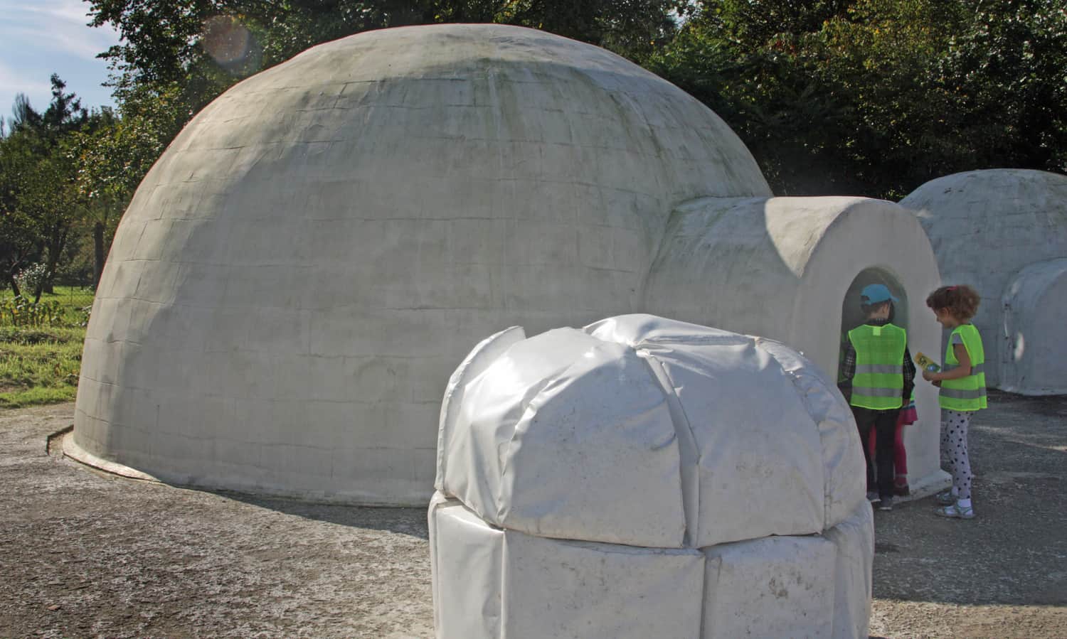 Wejście do igloo w Wioskach Świata