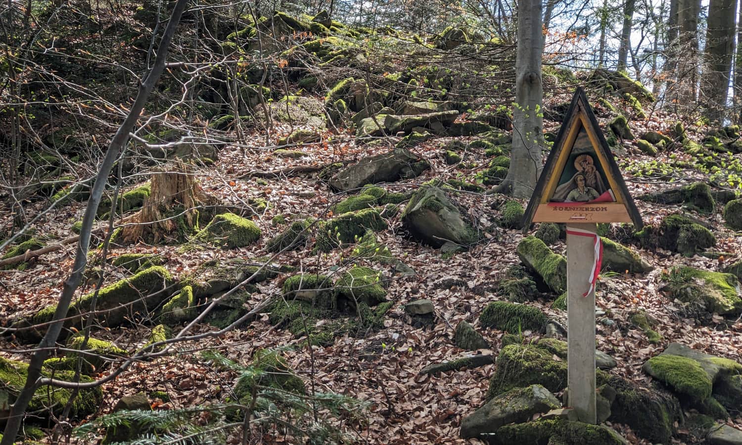 Chapel of the Home Army partisans on the yellow trail to Luboń Wielki