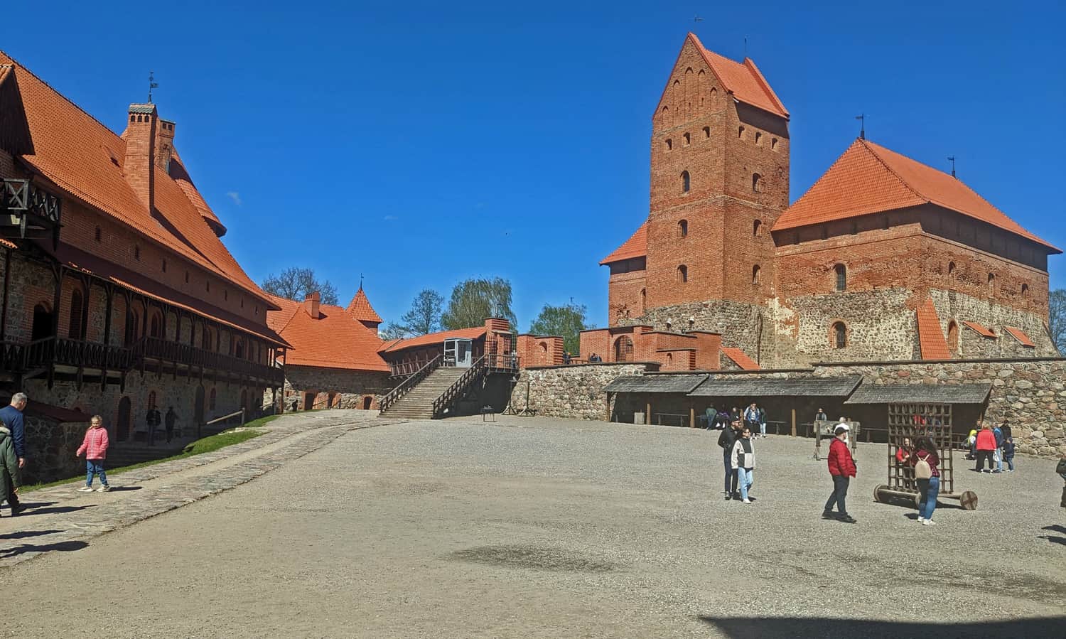 Troki: górny zamek widziany z dziedzińca zamku dolnego