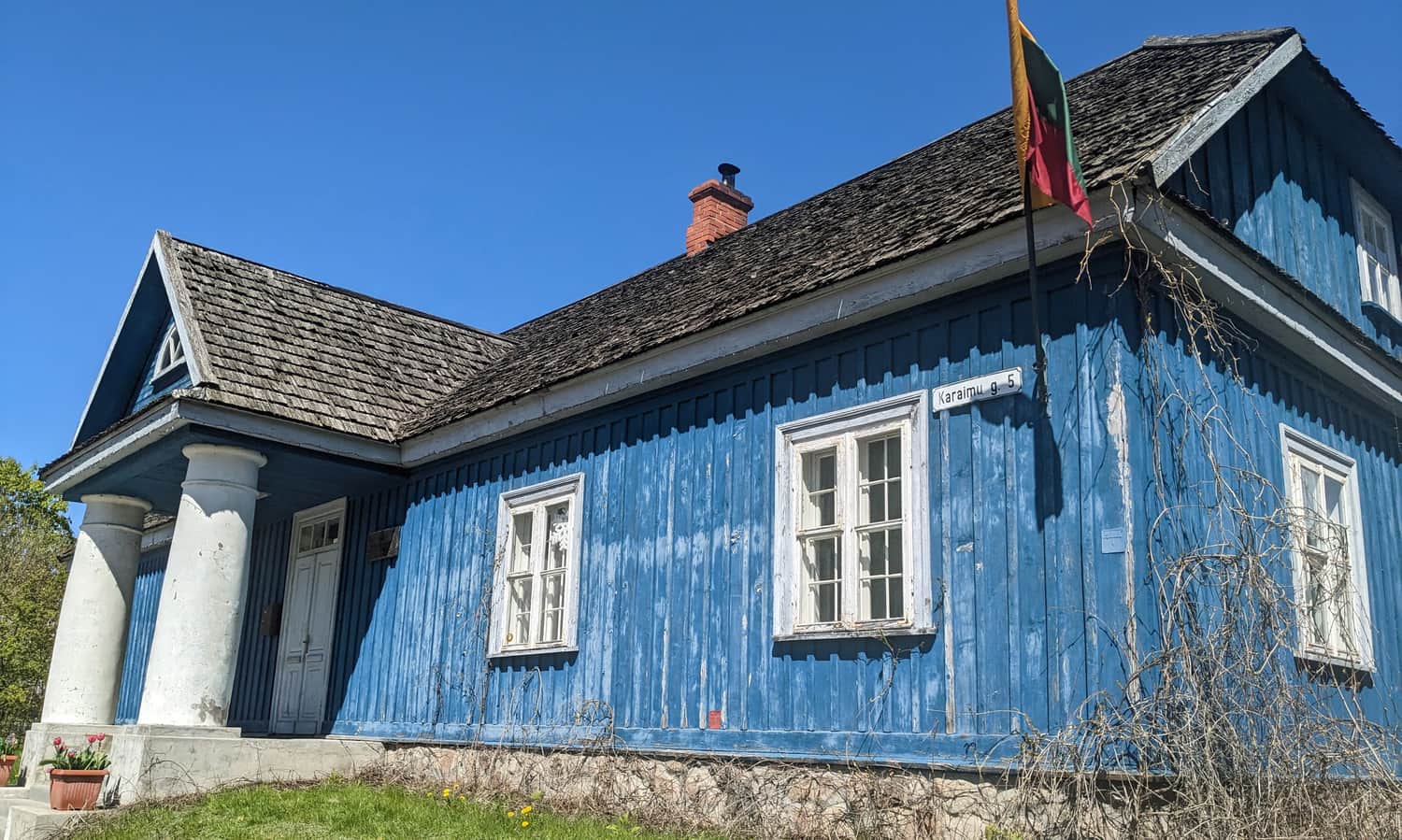 Troki, malowniczy zabytkowy budynek byłej poczty