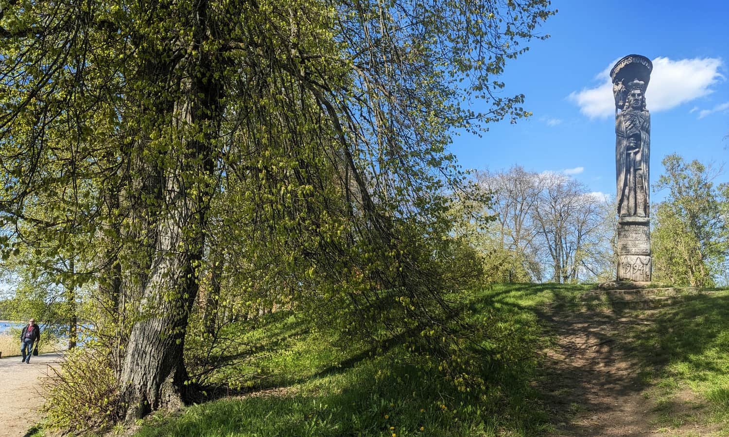 Troki, Wyspa Karaimów - niezabudowana, zielona wyspa między półwyspem a wyspą z zamkiem