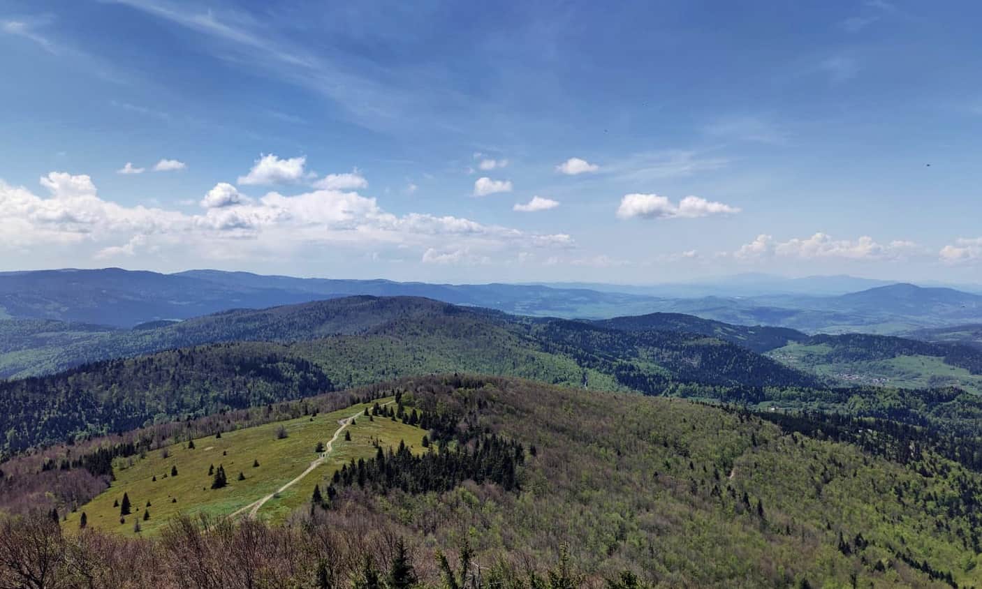 Widok z wieży na Mogielicy na Polanę Stumorgową, Gorce, Babią Górę i Luboń Wielki, fot. B. i . J. Stachurscy