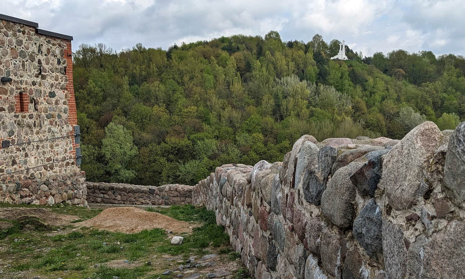 Góra Trzykrzyska - widok z sąsiedniej Góry Zamkowej