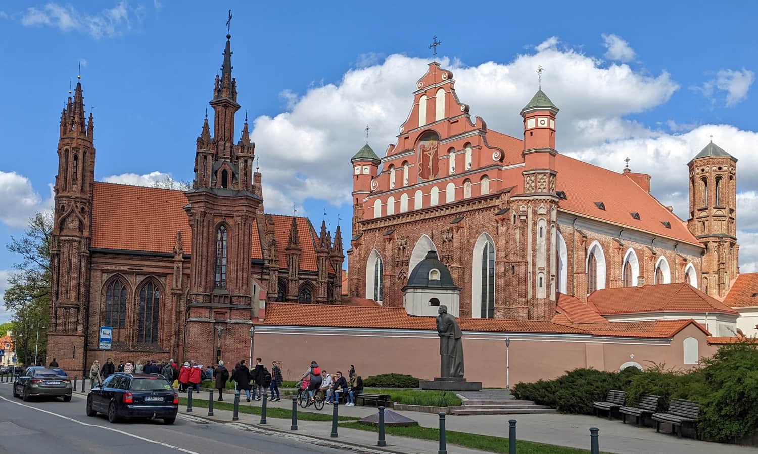 Gotycki kościółek św. Anny oraz kościół oo. Bernardynów